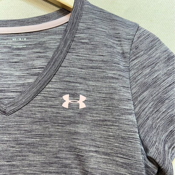 Under Armour Women V-Neck T-Shirt Medium Gray  Short Sleeve Activewear Heat Gear - Picture 5 of 11
